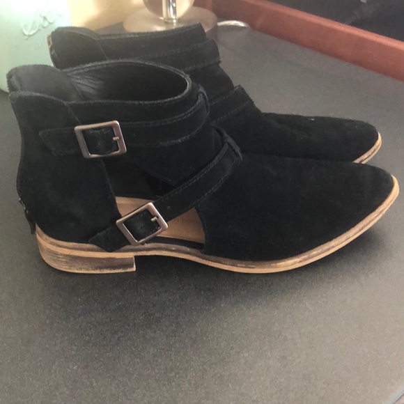 Shoes - Black booties